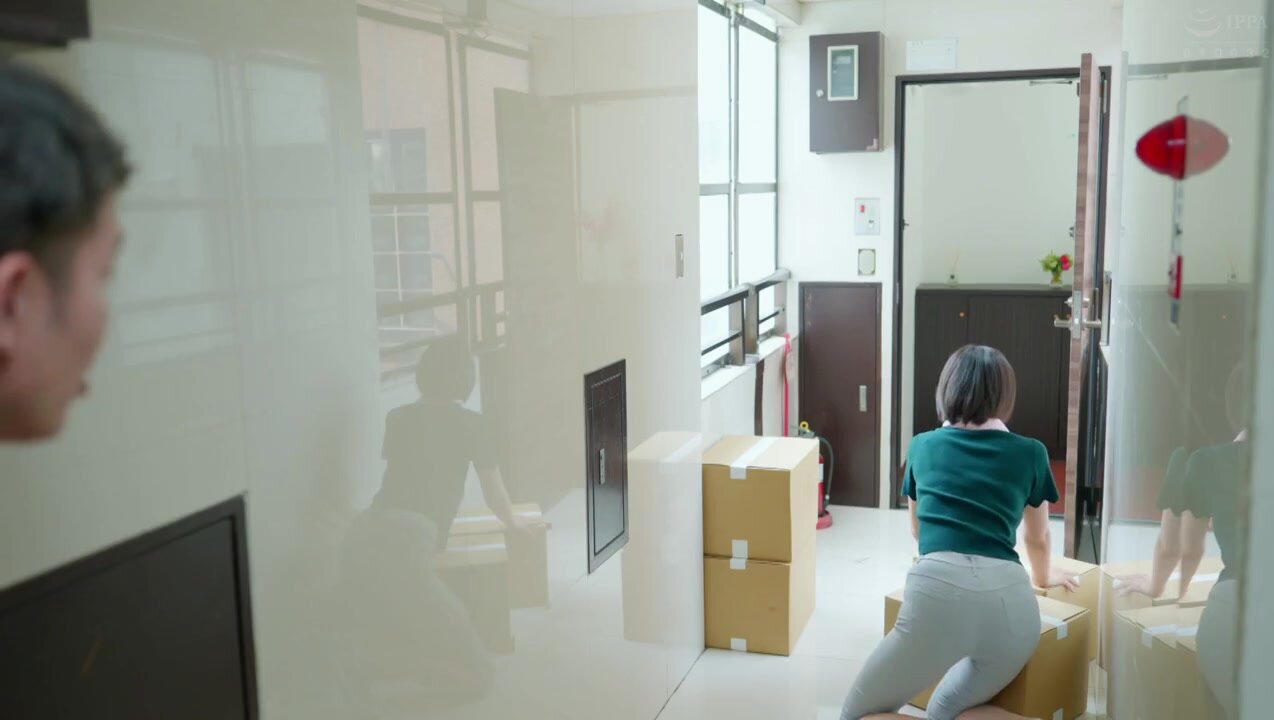 HUBLK-060 A lonely single mother moves in next door and is flowers into a rut with an aphrodisiac! Gradually, her mind and body are taken over, and she becomes addicted to the aphrodisiac dick, squirting nonstop.