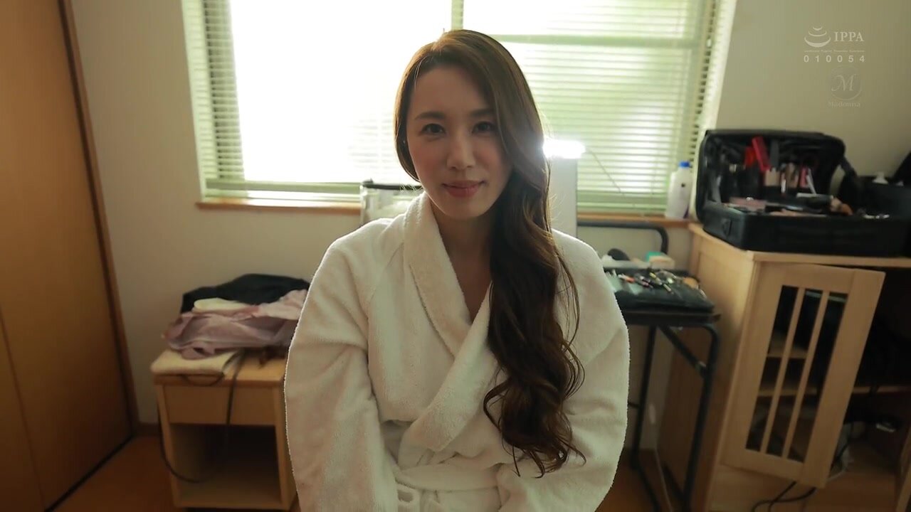 JUR-462 A numbing "sexiness" and a trembling "sexual desire." A newcomer, a beautiful and intelligent former receptionist and married woman, Ayaka Nanba, 40 years old, AV DEBUT