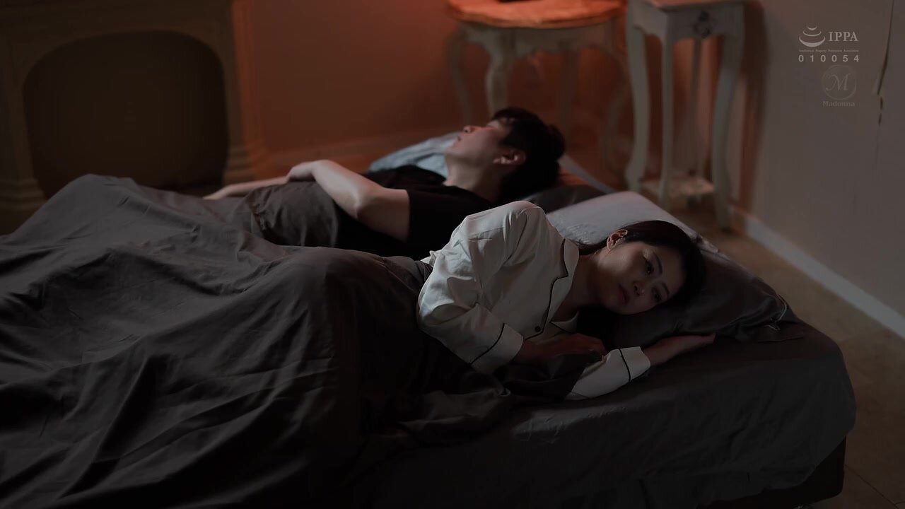 JUR-549 In a dark gym, she is drugged with drugs that make her 100 times more sensitive, making her sweat and her hips tremble as she experiences a demonic orgasm during an adulterous affair with Maki Hojo.