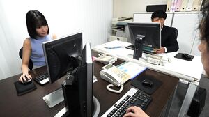 VEMA-249 The most beautiful senior in the company asks a junior colleague to pretend to be her boyfriend to reassure her parents who are nagging her to get married soon, but when she goes to his house, she ends up having creampie sex with him... She comes