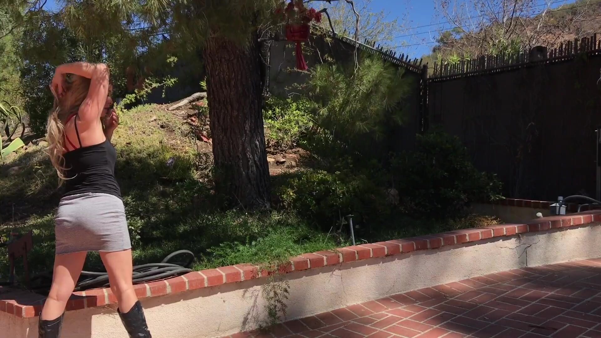 Erin Electra - Milf In The Yard Fucks Peeping Neighbor