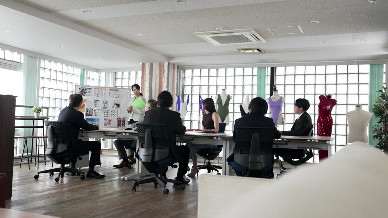 DASS-828 I was flowers to be a model for a high-cut swimsuit with my sexy, sexy legs... I worked for a swimsuit manufacturer and fell into the humiliation training of my coworkers, who were digging into my pussy.