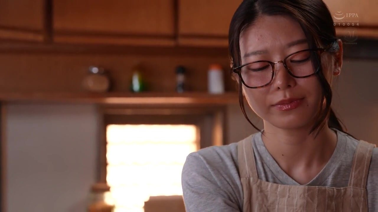 JUR-550 Shinohara Iyo's first anniversary debut: lesbian debut. Sweaty lesbians devour each other over and over again until their sexual desire is exhausted.