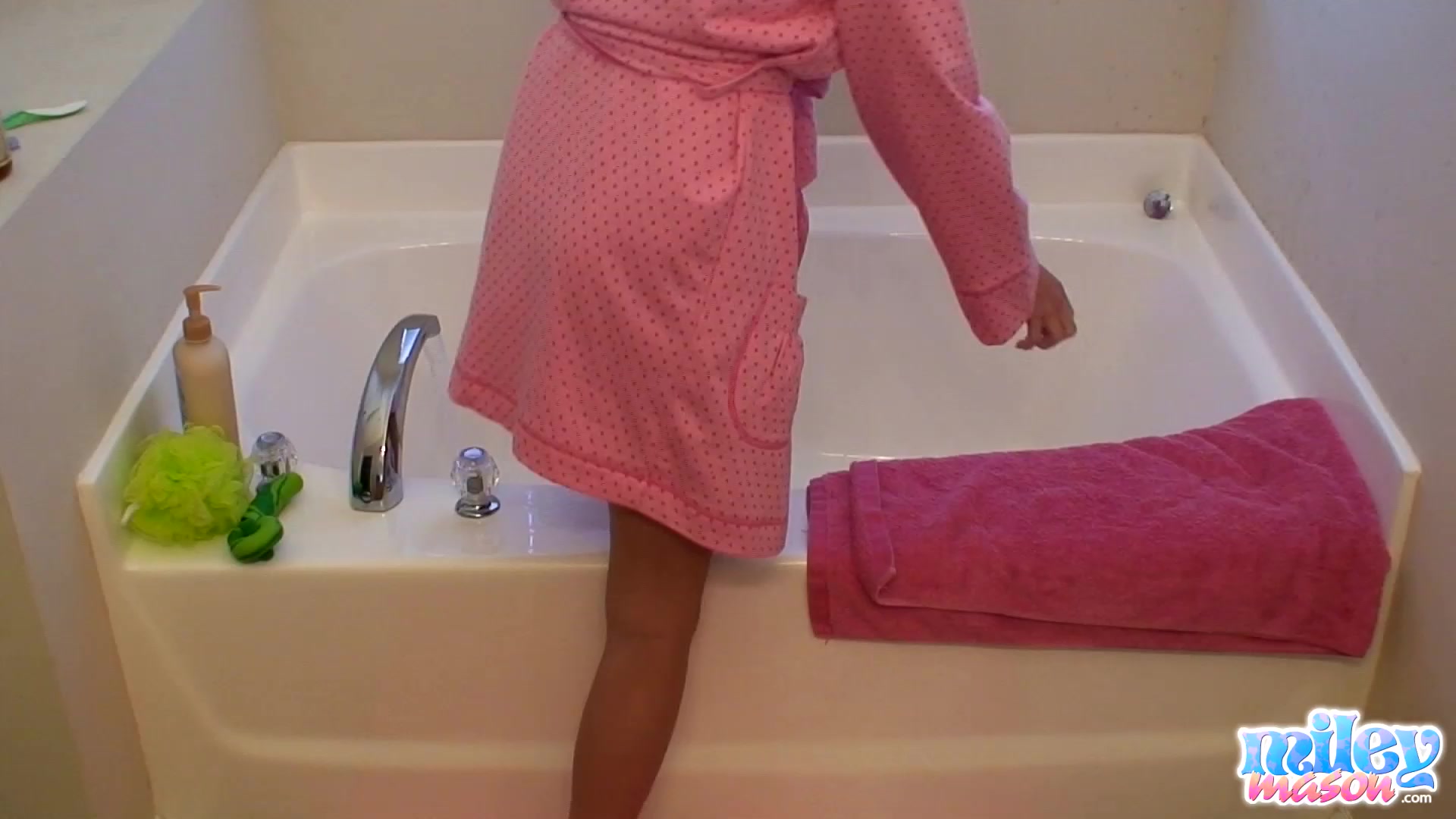 MileyMason - Getting freaky with my bath toys