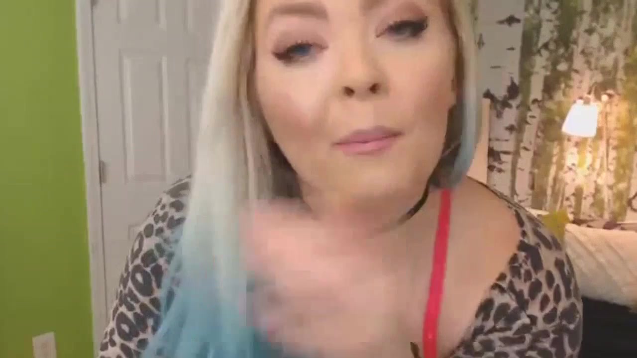 Chubby Blonde works it for the webcam - webcams24x7.com