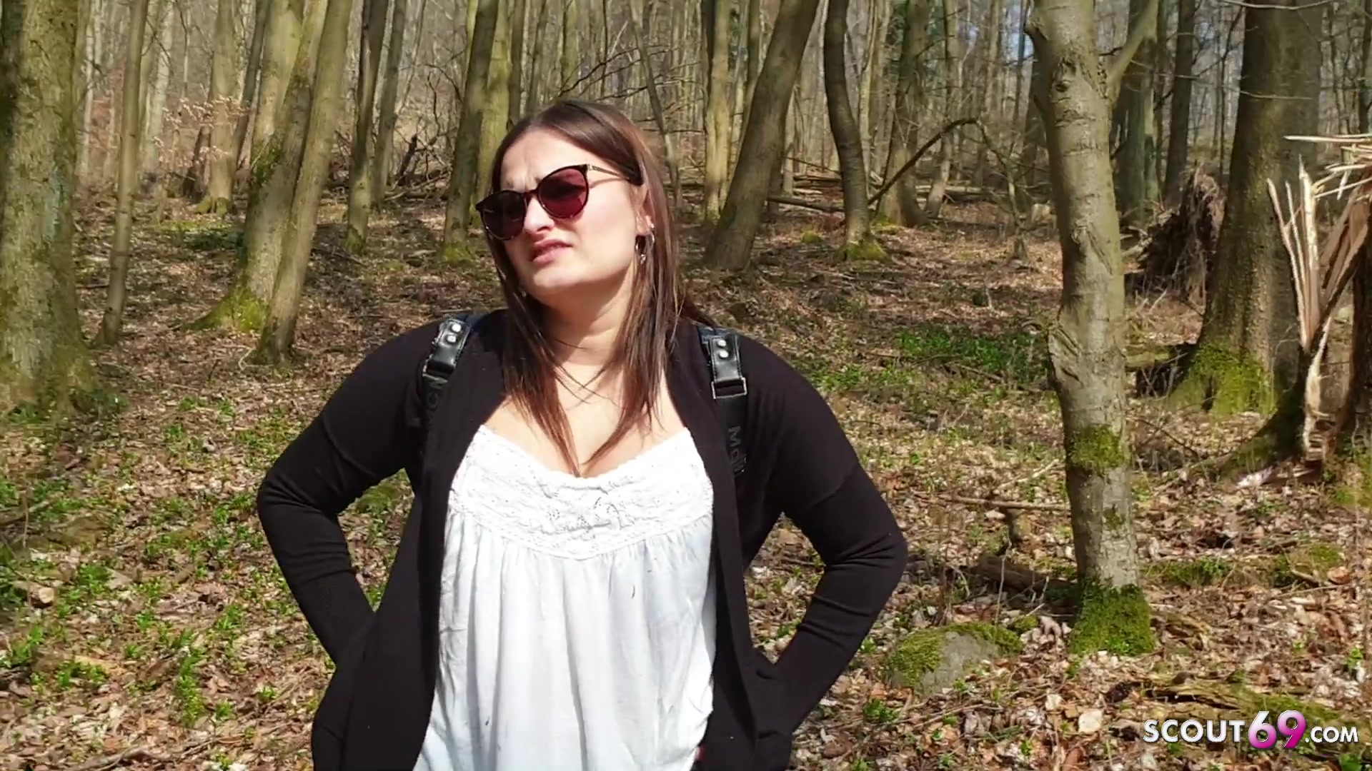 Studentin Holly Outdoor nach der Uni im Wald gefickt
